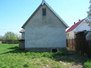Vand casa cu 3 camere si mansarda in rosu,  drum a...