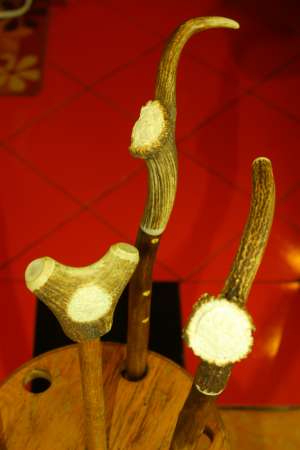 Vand sculpturi unicat,   lucrate manual,   in corn...