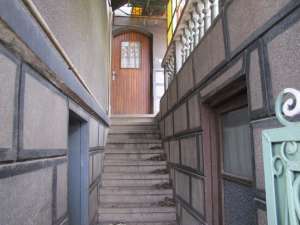 -3camere
-2holuri
-1bucatarie
-1baie
-2camere ...