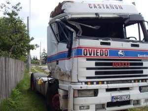dezmembrez Iveco Cursor 10 din 2001 + semiremorca ...