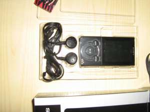 Vand MP4- SONY (4GB ; inregistrare audio , radio F...