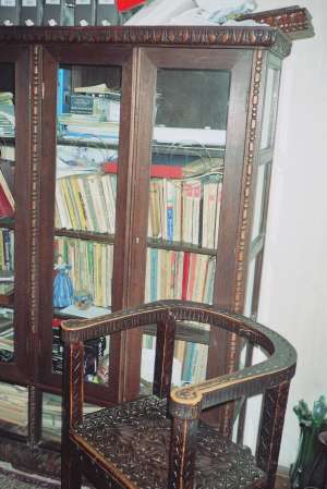 mobilier stil brancovenesc,  trei piese (birou 80c...