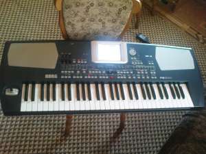 vand korg pa 500 cu tonuri si ritmuri clapa este in stare perfecta de functionare.intrare card 1 gb 