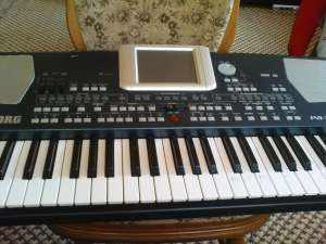 vand korg pa 500 cu tonuri si ritmuri clapa este in stare perfecta de functionare.intrare card 1 gb 