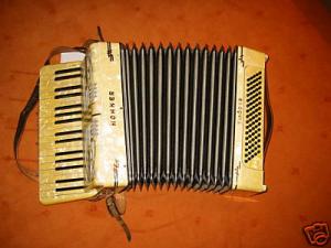 vind hohner tango2,  b/80 bass 750euro stare nou