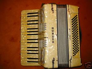 vind hohner tango2,  b/80 bass 750euro stare nou