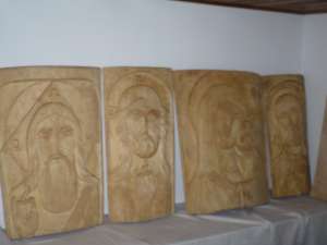 sculptura facuta manual in lemn
