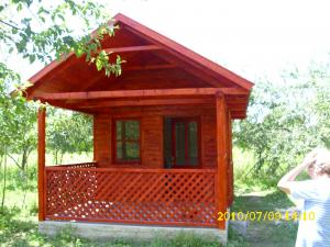 foisor din lemn,             garduri,            casute