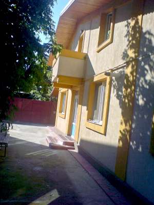 INchiriez 2 camere decomandate  la curte