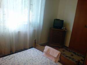 INchiriez 2 camere decomandate  la curte