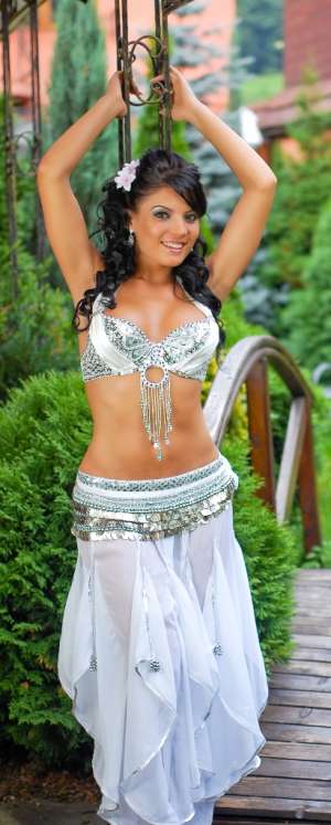 Dansatoare muzica orientala Aylin