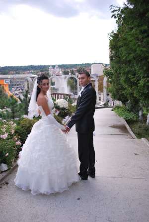 vand rochie de mireasa model deosebit