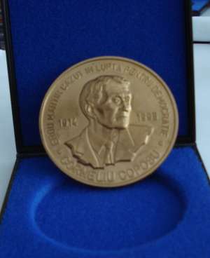 Vand medalii: Iuliu Maniu,      Ion Mihalache,      Corneliu Coposu,      Regina Maria