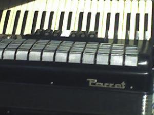 Vand acordeon Parot , 120 basi negru, in stare buna , placa audio Delta pt studio profesional