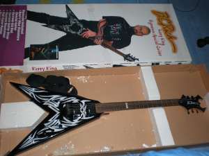 Vand Chitara Electrica KERRY KING V Signaature edition +Amplificator +Cablu