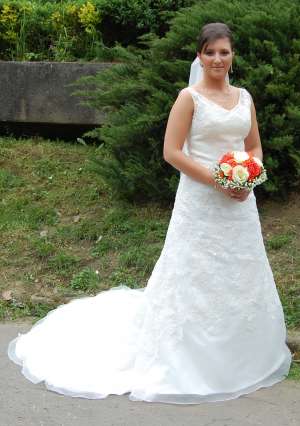 Vand rochie de mireasa cu trena