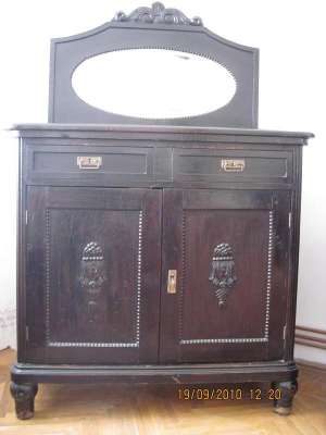 Vand mobila veche de 100 de ani compusa din:6scaune,  bufet mare cu oglinda din cristal,  bufet mic 