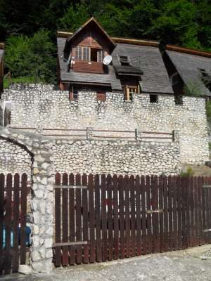 Vand proprietate deosebita in Zona Rucar Bran