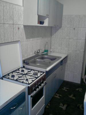 inchiriez 1 camera la apartament de 2 camere 100 EURO