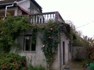 Vand casa noua,   P+1,   8 camere - Sebis