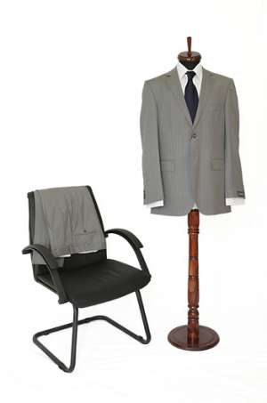 Vand costume de firma la preturi de 500 ron