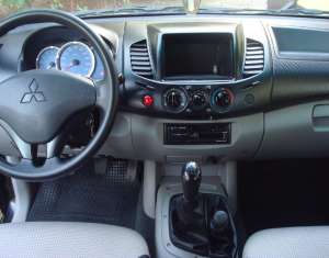 MITSUBISHI L200