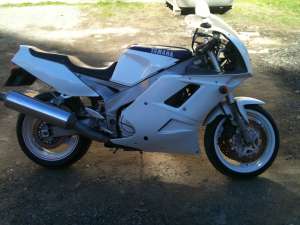yamaha fzr 1000    (1003 cm, 145 cp)