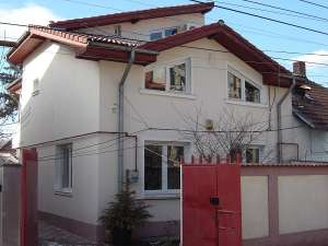 INCHIRIEZ VILA ZONA RAZOARE,  250 mp,  8 camere