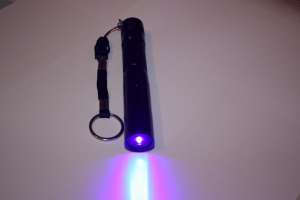 Laser albastru pointer 500mw arde lemn,     chibrite doar trecute prin raza laser,     topeste plast