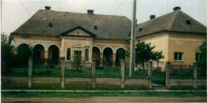 DE VANZARE CASA CU 12 CAMERE  CU TEREN DE 1,   5 HA