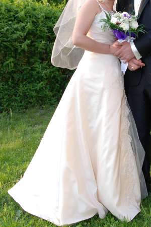 Vand rochie de mireasa!