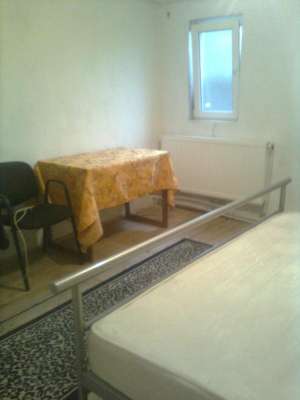 ofer spre inchiriere 2 camere la curte