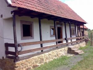 Vand casa renovata in Taut jud Arad 3 camere