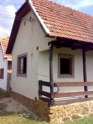 Vand casa renovata in Taut jud Arad 3 camere