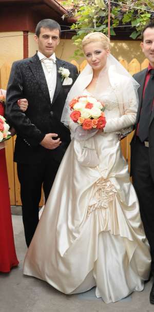 vand rochie mireasa+costum ginerica