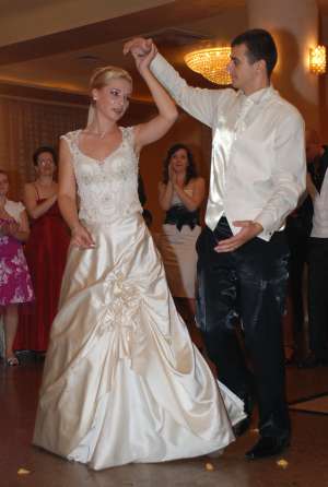 vand rochie mireasa+costum ginerica