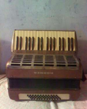 Vand Acordeon HOHNER.46 de basi.suna foarte bine.nefolosit