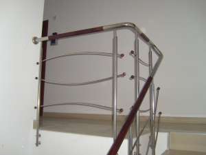Balustrada din inox cu insertie de lemn