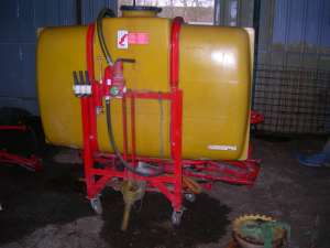 VAND POMPA DE ERBICIDAT 600 litri