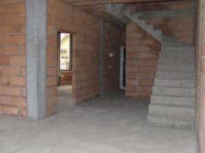 Constructi case la rosu