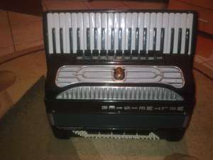 Vand acordeon supita impecabil,   URGENT