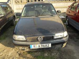 Dezmembrez Opel Astra F