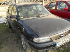 Dezmembrez Opel Astra F
