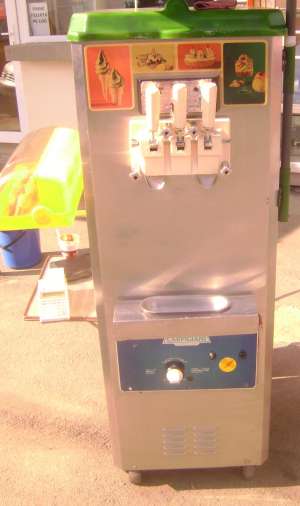 VAND MASINA DE INGHETATA ITALIANA CARPIGIANI 1500E SI ILKA FREEZER  GERMANA 900e