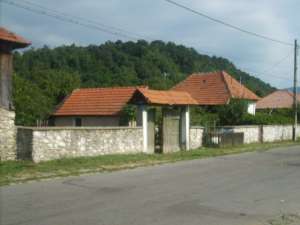VAND TEREN IN SAMBOTIN COM SCHELA LA DOAR 10 KM