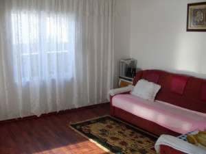 Vand casa in Navdari in zona buna