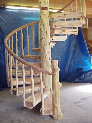 scara in spirala si mobilier din lemn rotund rustic