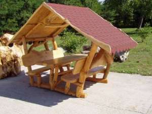 scara in spirala si mobilier din lemn rotund rustic