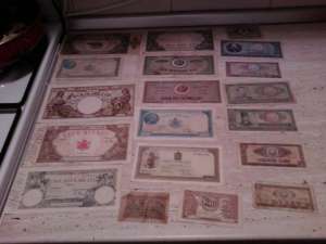 Vand urgent colectie monede si bacnote la pretul de 500 lei