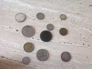 Vand urgent colectie monede si bacnote la pretul de 500 lei
